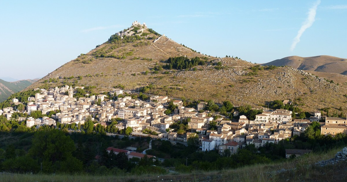 Calascio is reborn with the cooperative that turns tourism into jobs